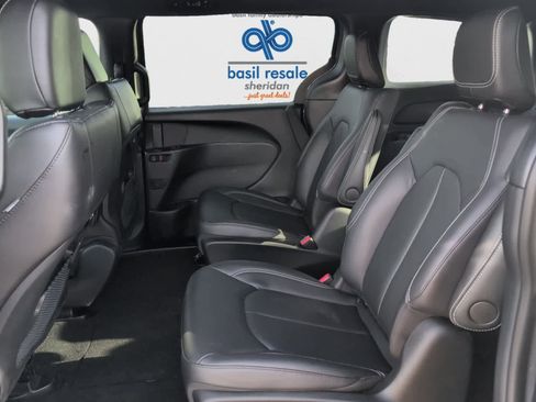 Used 2025 Chrysler Pacifica Select image 17