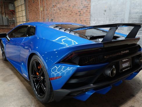 Used 2020 Lamborghini Huracan EVO RWD image 22