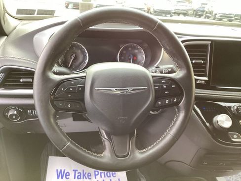 Used 2021 Chrysler Pacifica Touring-L w/ Uconnect Theater Family Group image 28