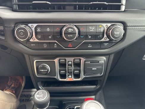 New 2026 Jeep Gladiator Sport AWD/4WD image 17