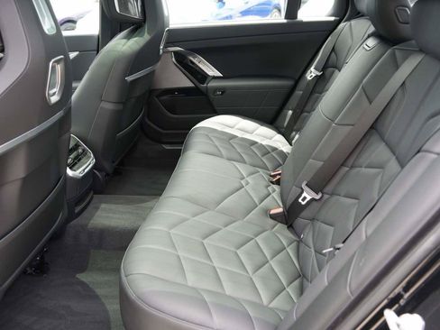 Used 2026 BMW 750e xDrive w/ Premium Package AWD/4WD image 10