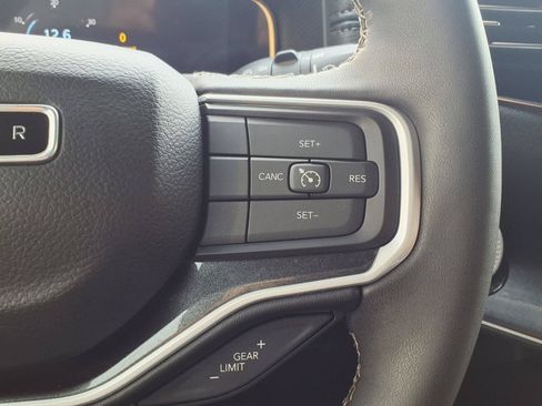 Used 2023 Jeep Wagoneer 4WD w/ Premium Group I image 17