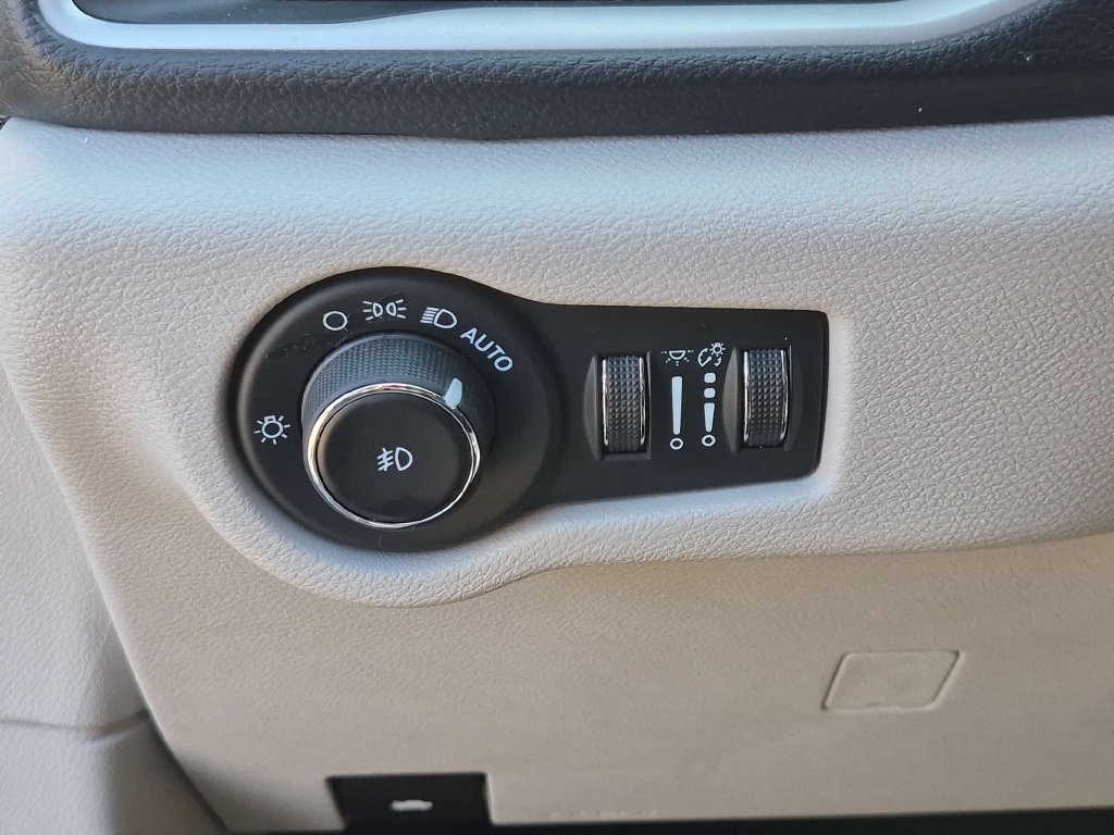 Used 2023 Chrysler Pacifica Touring-L AWD/4WD image 16