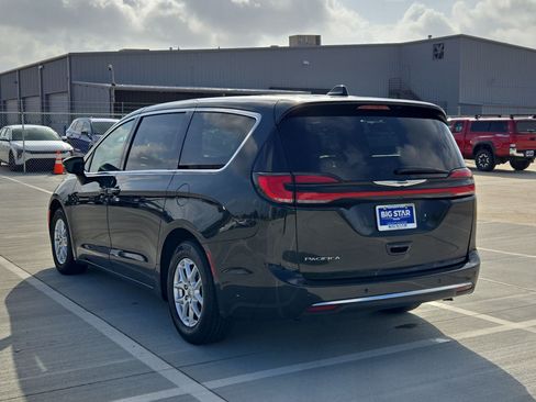 Used 2023 Chrysler Pacifica Touring-L FWD image 6