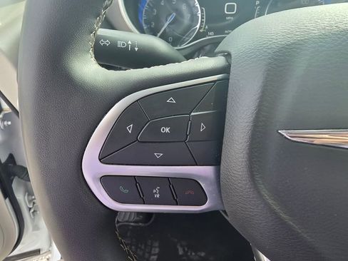 Used 2023 Chrysler Pacifica Touring-L image 14