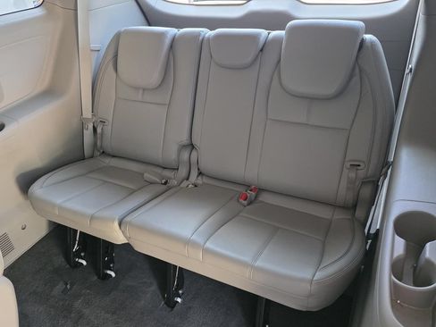 Used 2020 Kia Sedona L FWD image 11