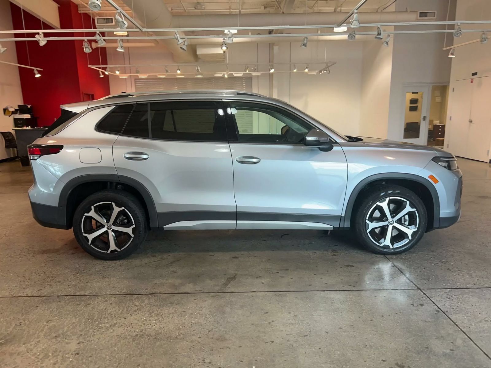 Used 2026 Volkswagen Tiguan SE AWD/4WD image 15