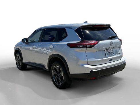 Used 2024 Nissan Rogue SV AWD/4WD image 3