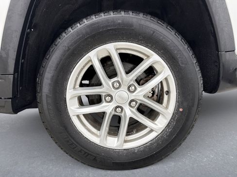 Used 2023 Jeep Grand Cherokee Laredo w/ Luxury Tech Group I image 26