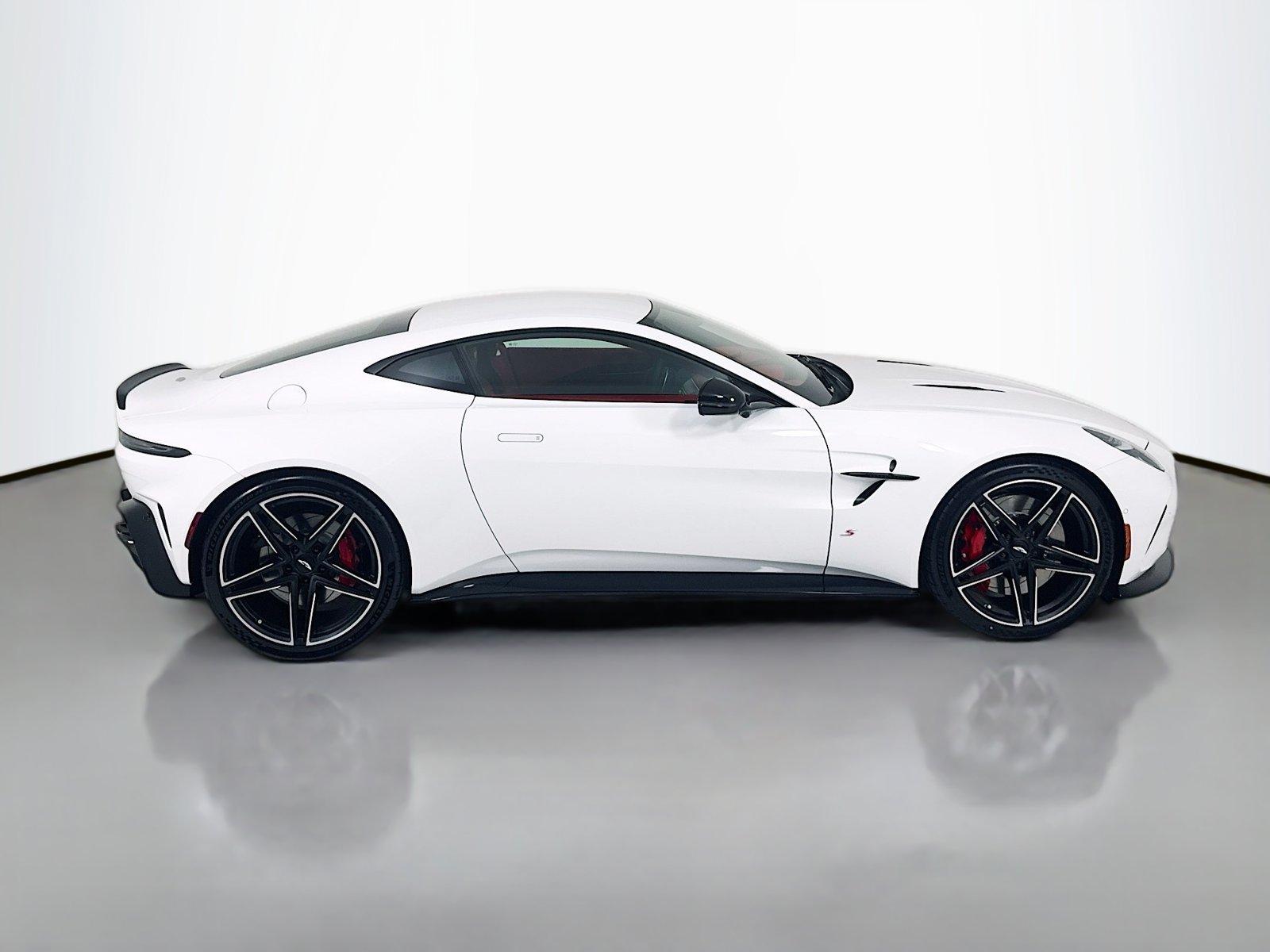 Used 2026 Aston Martin V8 Vantage S RWD image 9