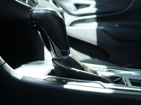 Used 2019 Chevrolet Equinox LT w/ Driver Convenience Package image 50