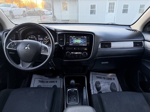 Used 2018 Mitsubishi Outlander ES AWD/4WD image 16