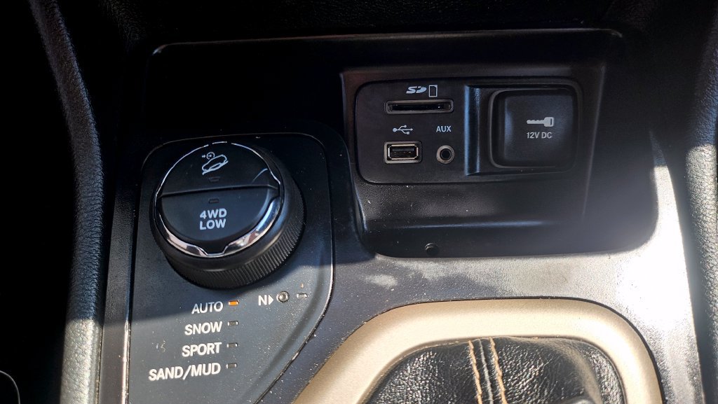 Used 2015 Jeep Cherokee Latitude AWD/4WD image 38