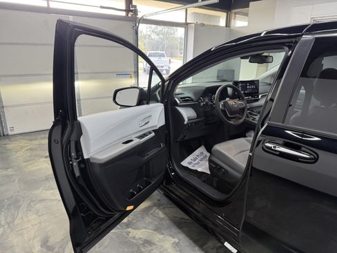 Used 2026 Toyota Sienna XLE FWD image 8