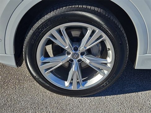 Used 2019 Audi Q8 Premium Plus w/ Premium Plus image 11