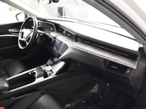 Used 2021 Audi e-tron Prestige w/ Prestige Package image 17