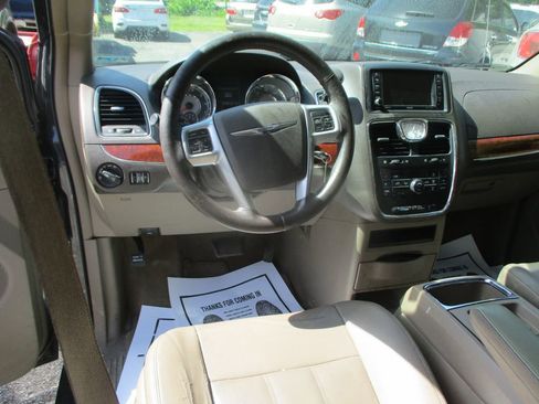 Used 2014 Chrysler Town & Country Touring FWD image 15