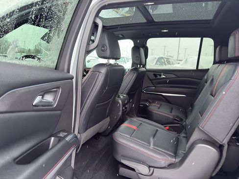 Used 2024 Chevrolet Traverse RS w/ LPO, Floor Liner Package image 31