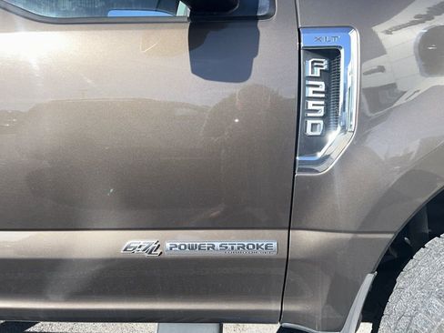 Used 2017 Ford F250 XLT w/ XLT Premium Package image 5