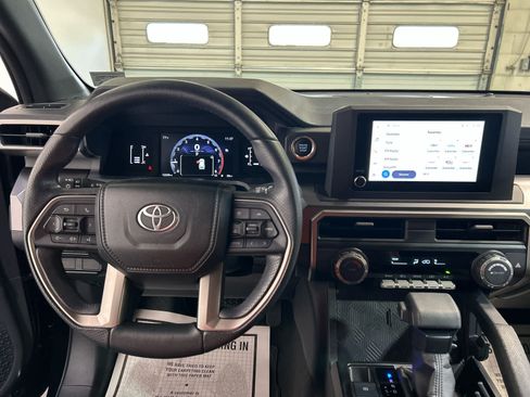 Used 2025 Toyota 4Runner SR5 AWD/4WD image 9
