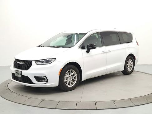Used 2025 Chrysler Pacifica Select FWD image 3