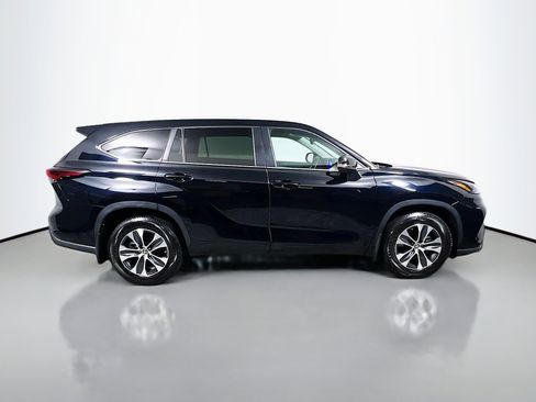 Used 2024 Toyota Highlander XLE image 3