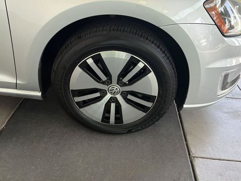 Used 2016 Volkswagen e-Golf SE w/ DC Fast Charging Package FWD image 10