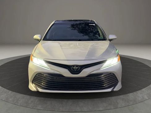 Used 2018 Toyota Camry XLE image 4