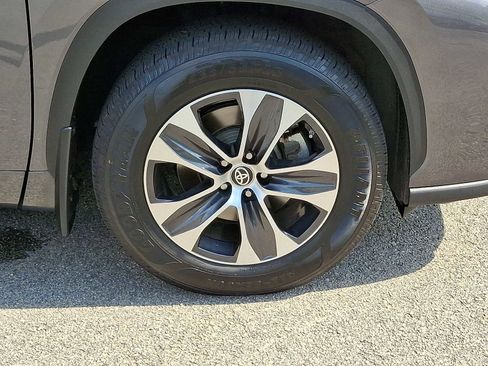 Used 2022 Toyota Highlander XLE image 9