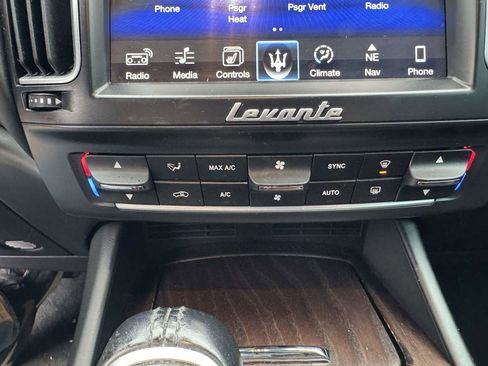 Used 2017 Maserati Levante w/ Luxury Package image 16