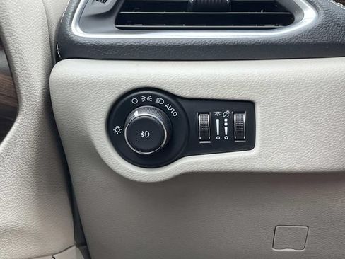 Used 2022 Chrysler Pacifica Limited FWD image 37