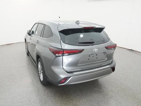 New 2026 Toyota Highlander Platinum image 6