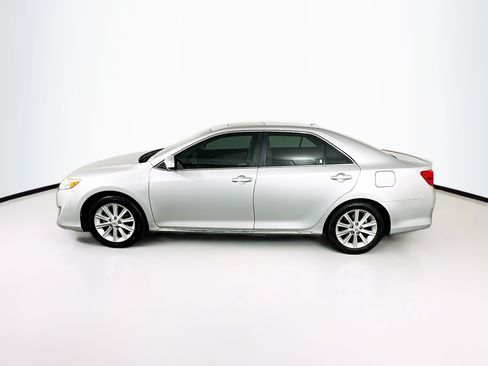 Used 2012 Toyota Camry XLE w/ Leather Pkg FWD image 4