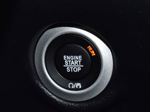 Certified 2025 Chrysler Pacifica Select image 25