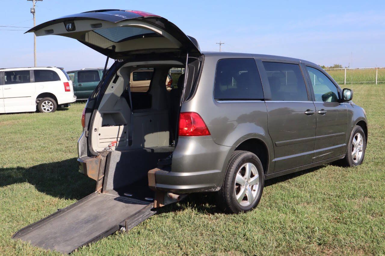 Used 2010 Volkswagen Routan SE FWD image 1