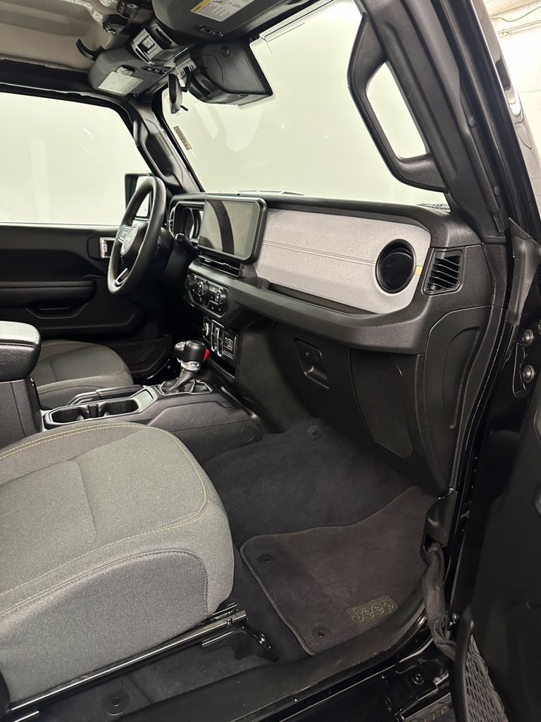 Used 2024 Jeep Wrangler Unlimited w/ Convenience Group AWD/4WD image 32