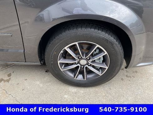 Used 2017 Dodge Grand Caravan SXT FWD image 12