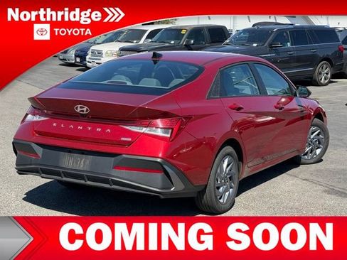 Used 2025 Hyundai Elantra Hybrid FWD image 4