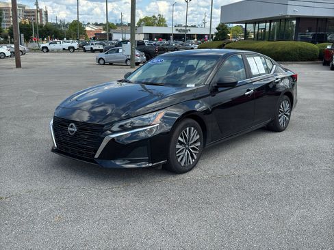 Used 2025 Nissan Altima 2.5 SV FWD image 1