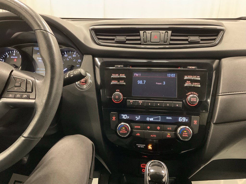 Used 2017 Nissan Rogue SV FWD image 25