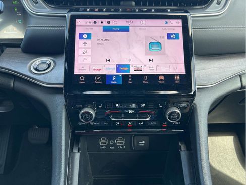 Certified 2022 Jeep Grand Cherokee Overland AWD/4WD image 16