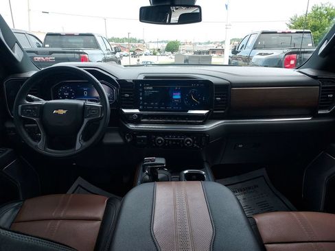 Used 2023 Chevrolet Silverado 1500 High Country w/ High Country Premium Package AWD/4WD image 15