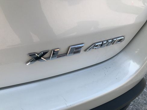 Used 2017 Toyota Highlander XLE w/ Carpet Mat Package AWD/4WD image 10