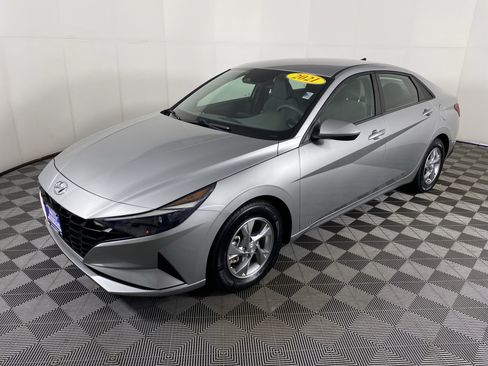 Used 2021 Hyundai Elantra SE FWD image 10