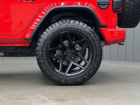 Used 2025 Jeep Wrangler Unlimited Sahara w/ Safety Group AWD/4WD image 11