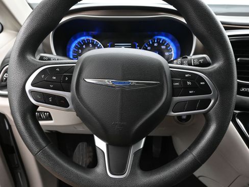 Used 2018 Chrysler Pacifica Touring Plus w/ Tire & Wheel Group image 13