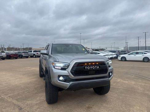 Used 2020 Toyota Tacoma TRD Off-Road image 2