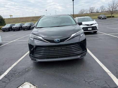 Used 2025 Toyota Sienna LE image 2