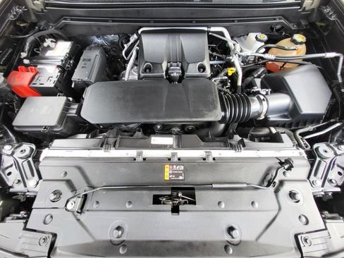 Used 2023 Chevrolet Colorado Z71 w/ Z71 Convenience Package 2 AWD/4WD image 12
