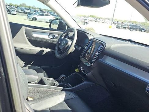Used 2022 Volvo XC40 T5 Momentum image 10